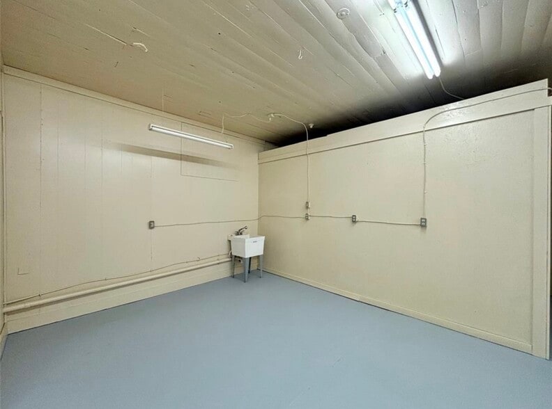 More Photos Of 110 N Zavalla St, Jasper Showroom For Sale