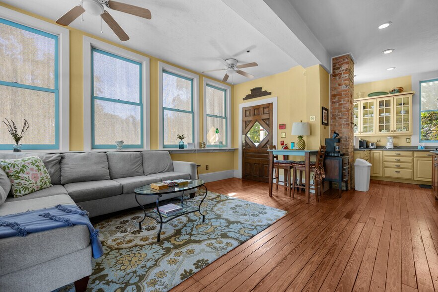 More Photos Of 221 SE 7th St, Gainesville Hospitality For Sale