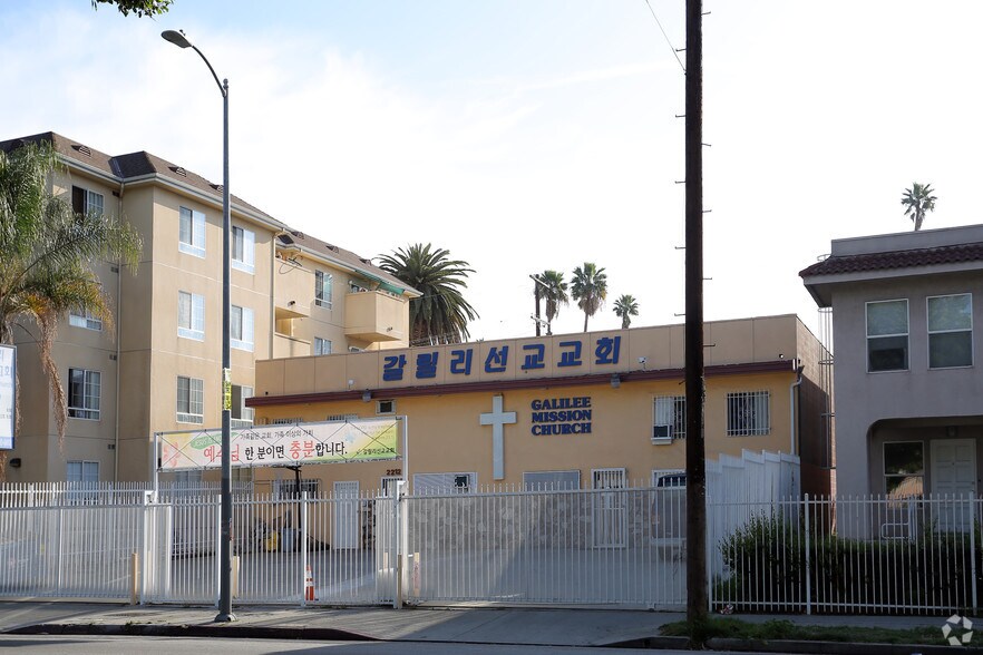 More Photos Of 2214 S Western Ave, Los Angeles Warehouse For Lease