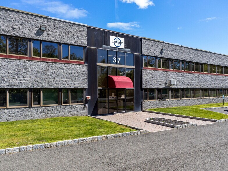 More Photos Of 37 Ramland Rd, Orangeburg Office For Lease