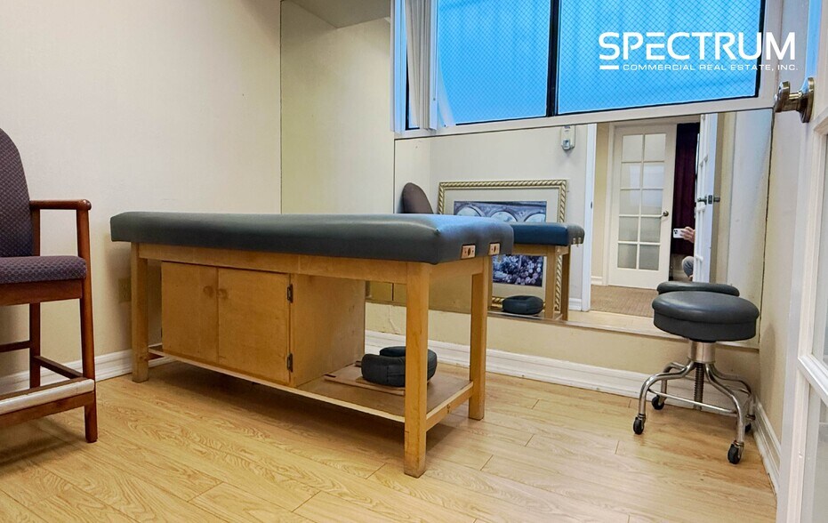 More Photos Of 23018 Ventura Blvd, Woodland Hills Medical For Sale