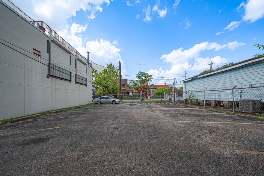 More Photos Of 1914 N Memorial Way, Houston Office For Lease