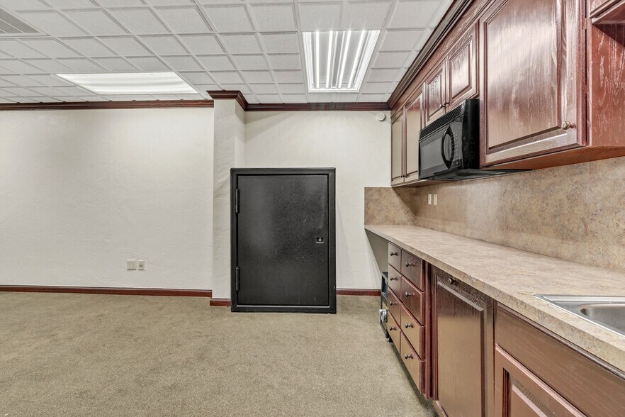 More Photos Of 7106 NW 39th Expy, Bethany Office For Lease