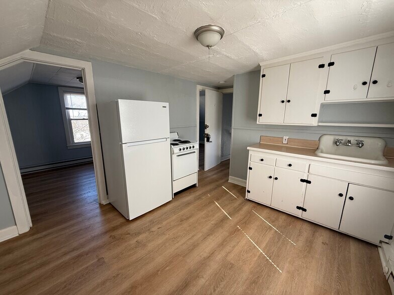 More Photos Of 2 Lyon St, Putnam Apartments For Sale