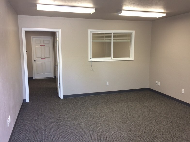 More Photos Of 2350 S Midwest Blvd, Oklahoma City Light Manufacturing For Lease