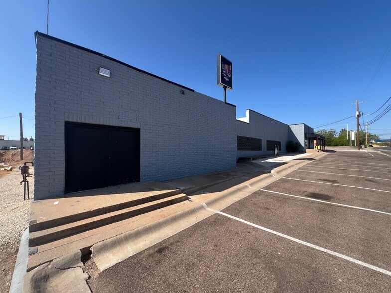 More Photos Of 1910 35th St, Snyder Sports And Entertainment For Sale