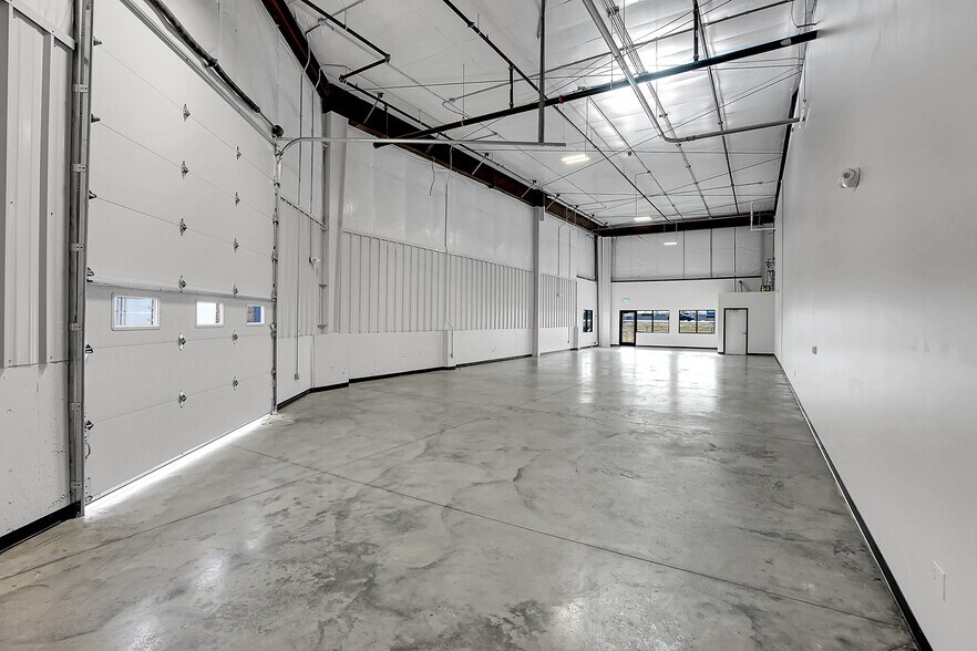 More Photos Of 5200 Oneida St, Commerce City Showroom For Lease