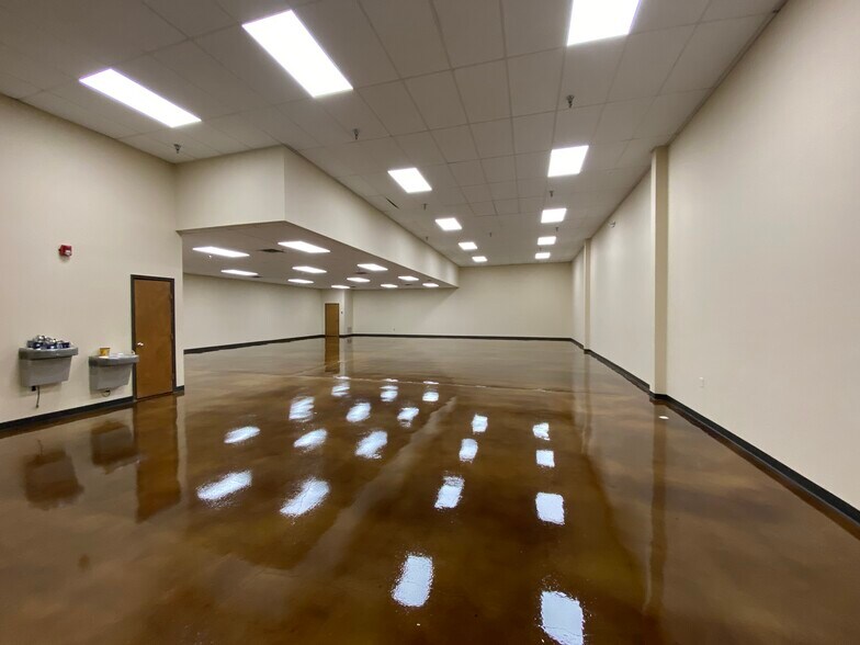 More Photos Of 8921 NW Expressway St, Oklahoma City Warehouse For Lease