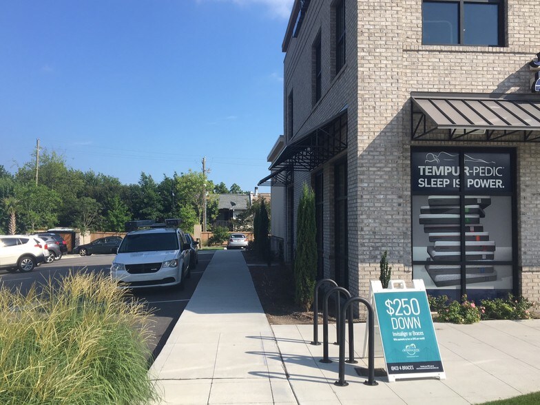 More Photos Of 695 Johnnie Dodds Blvd, Mount Pleasant Storefront Retail Office For Lease