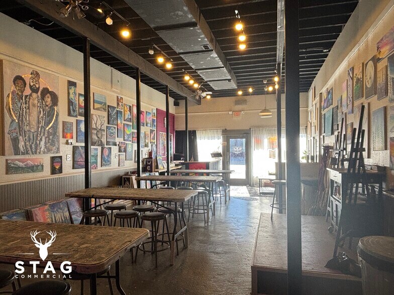 More Photos Of 208 W Oak St, Denton Storefront For Lease