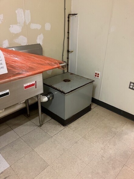 More Photos Of 1331 Chillum Rd, Hyattsville Convenience Store For Lease