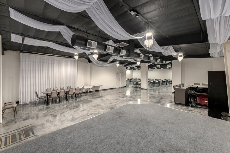 More Photos Of 2533 N 16th St, Phoenix Showroom For Sale