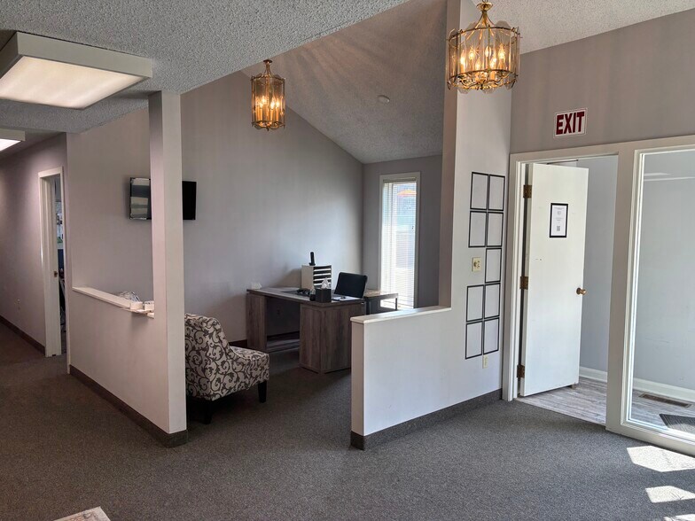 More Photos Of 10 S Portage Path, Akron Medical For Lease