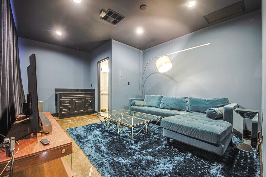 More Photos Of 10800 Ventura Blvd, Studio City Loft Creative Space For Lease