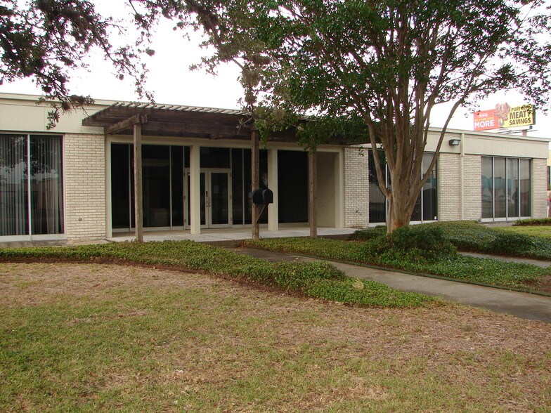 More Photos Of 10443 Gulfdale St, San Antonio Light Distribution For Lease