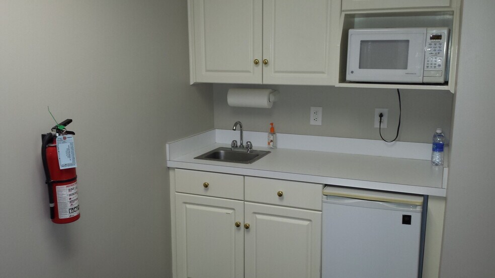 More Photos Of 428-438 Crompton St, Charlotte Light Distribution For Sale