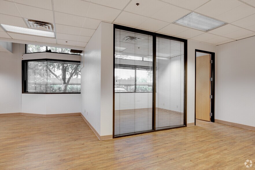 More Photos Of 4015 S McClintock Dr, Tempe Unknown For Lease