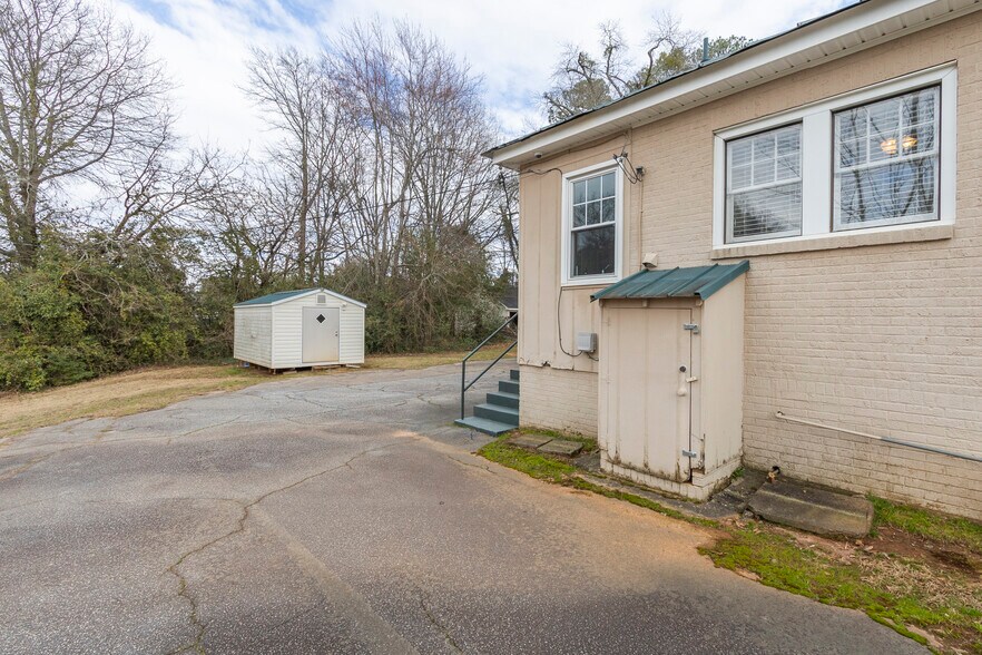 More Photos Of 2816 E North Ave, Anderson Funeral Home For Lease