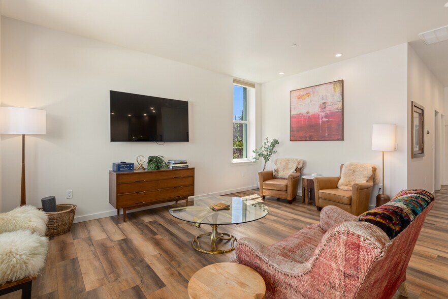 More Photos Of 302 N Main St, Lakeport Storefront For Sale