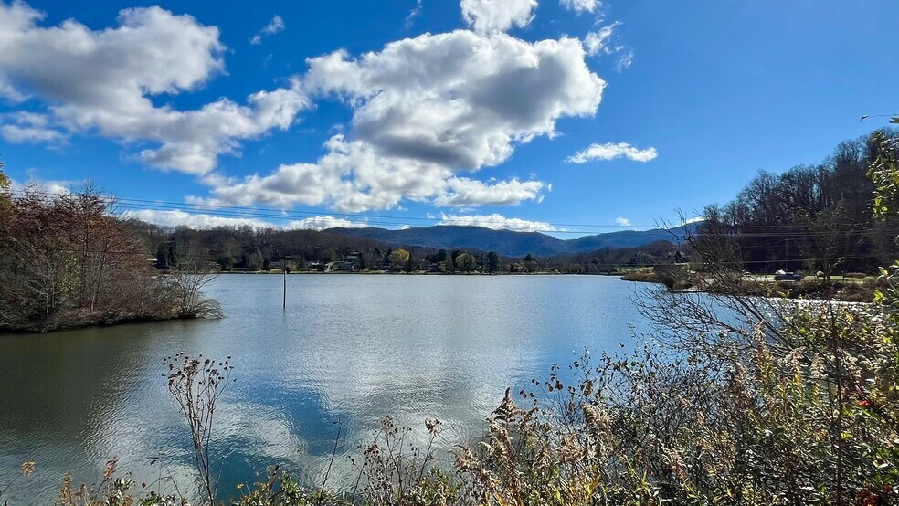 More Photos Of 125 N Lakeshore Dr, Lake Junaluska Office For Lease