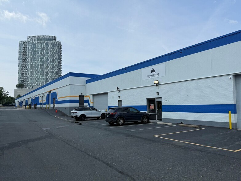 Primary Photo Of 8520-8528 Tyco Rd, Vienna Light Distribution For Lease