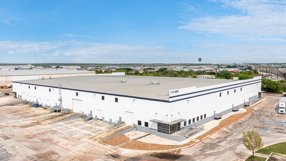 More Photos Of 5411 IH-10, San Antonio Warehouse For Lease
