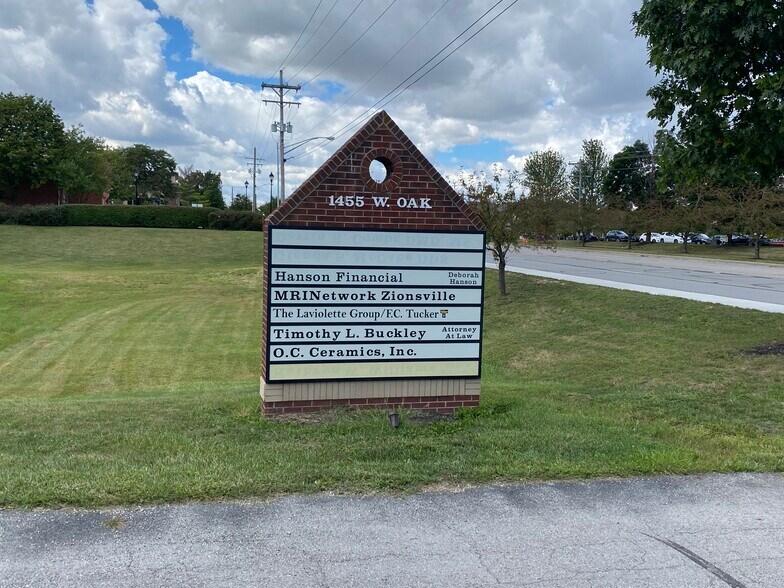 More Photos Of 1455 W Oak St, Zionsville Medical For Lease