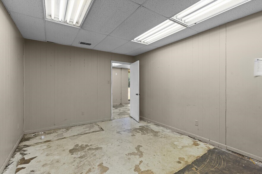 More Photos Of 600 Turner Dr, Palestine Warehouse For Sale