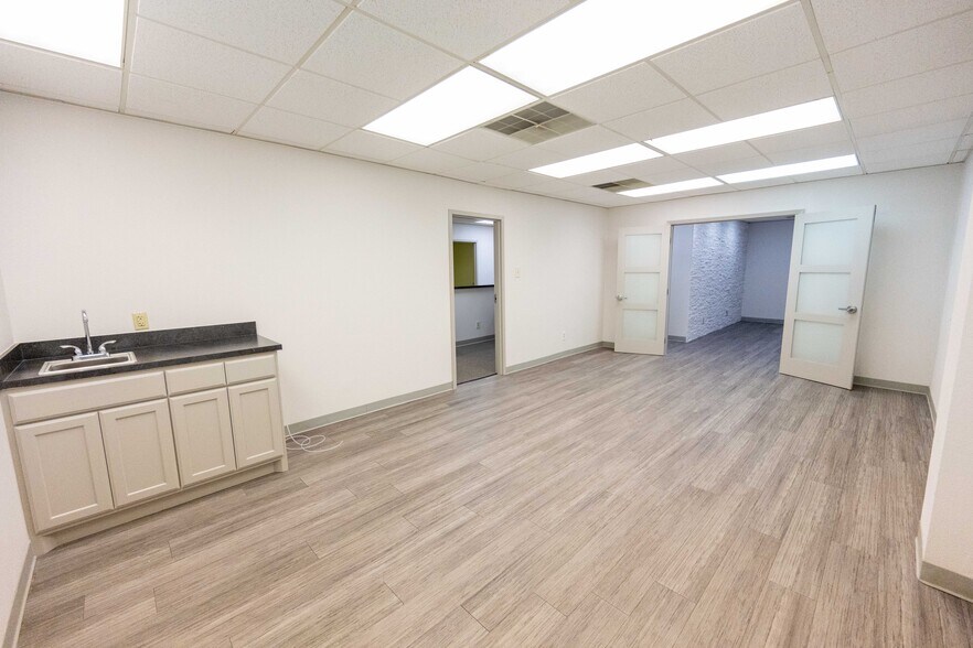 More Photos Of 560 W Main St, Lewisville Office For Sale