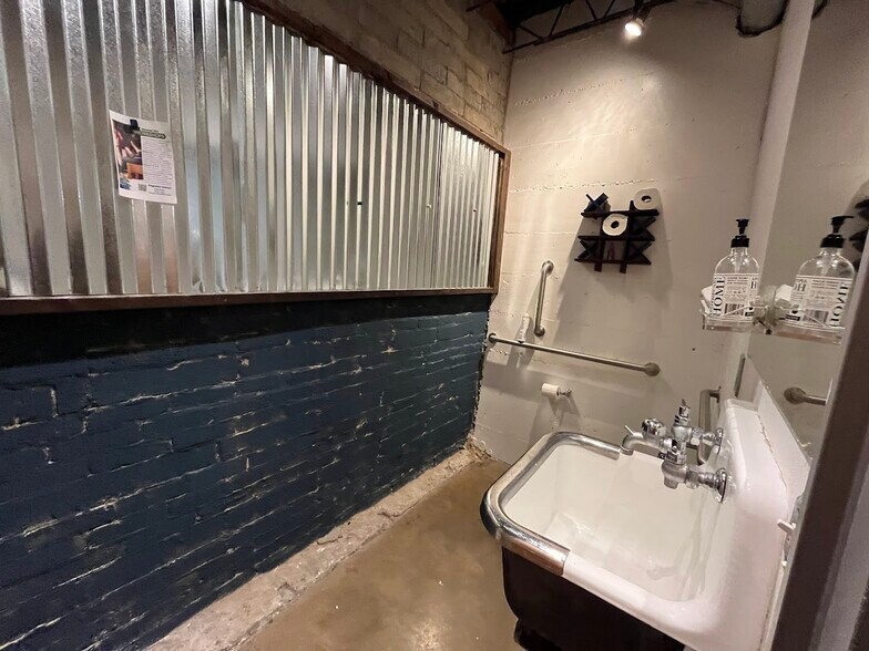 More Photos Of 3296 S Acoma St, Englewood Storefront Retail Office For Lease