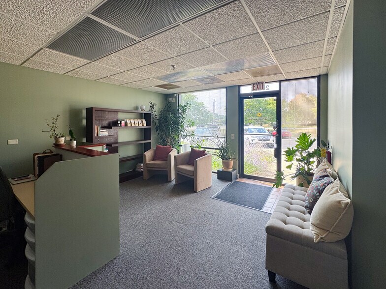 More Photos Of 2020 Dean St, St Charles Office For Sale