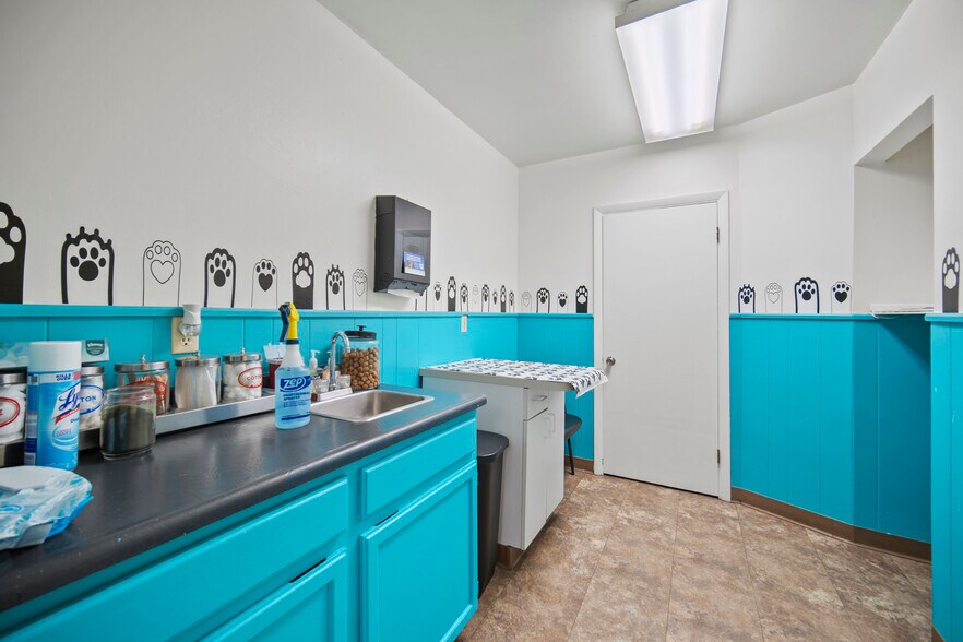 More Photos Of 5280 Edison Ave, Colorado Springs Veterinarian Kennel For Sale