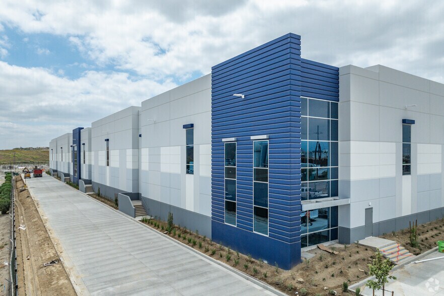 More Photos Of 485 E Santa Ana Ave, Bloomington Warehouse For Lease