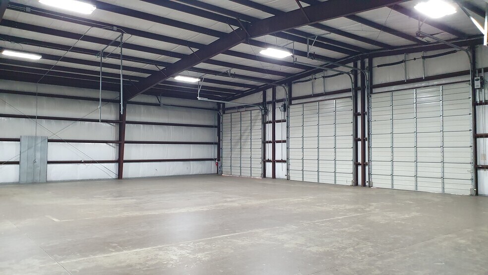 More Photos Of 7511 Oak Bluff Dr, Magnolia Warehouse For Lease