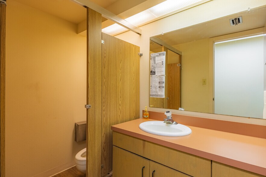 More Photos Of 703 Commerce St, Refugio Office For Sale