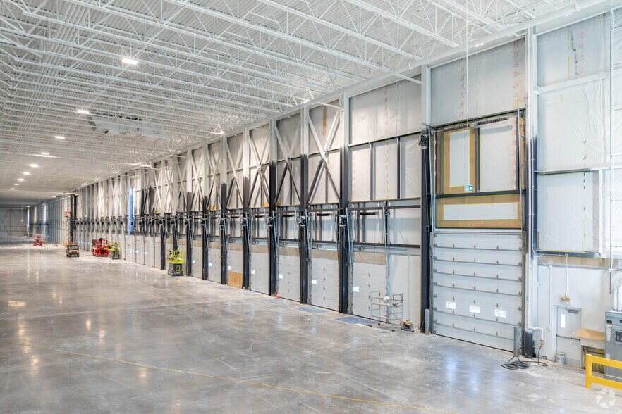More Photos Of 4915 Rue Louis B Mayer, Laval Warehouse For Lease