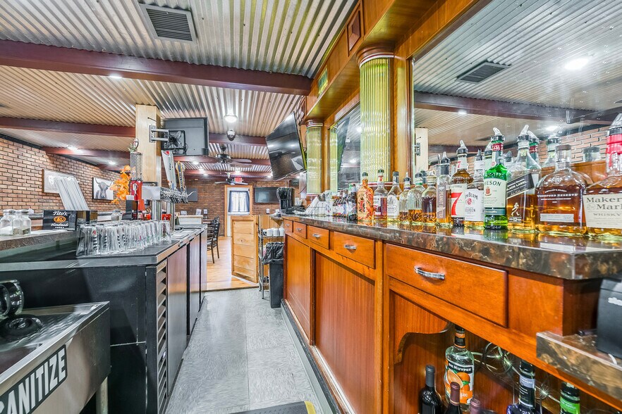 More Photos Of 617 S Washington St, New Paris Bar For Sale