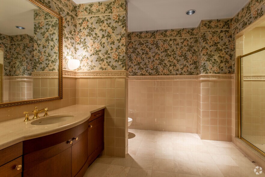 More Photos Of 1500 E Main St, Newark Office For Sale