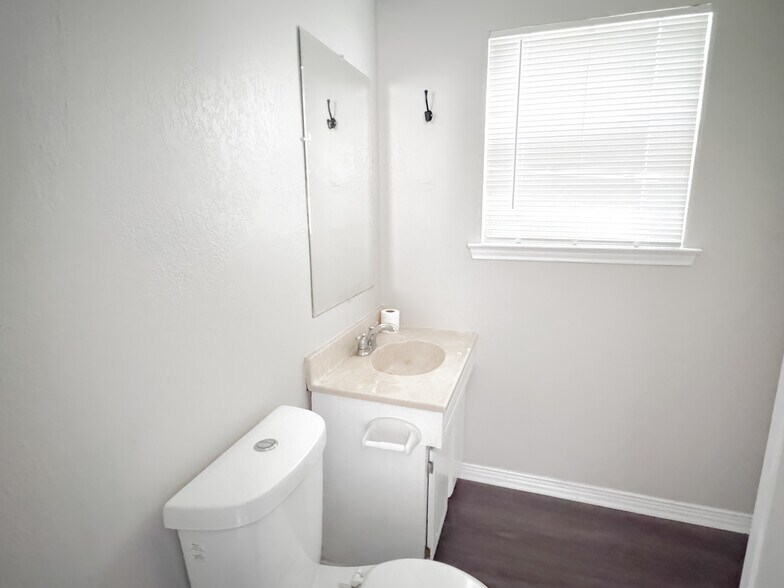 More Photos Of 1419 S Main St, Weatherford Storefront Retail Office For Sale