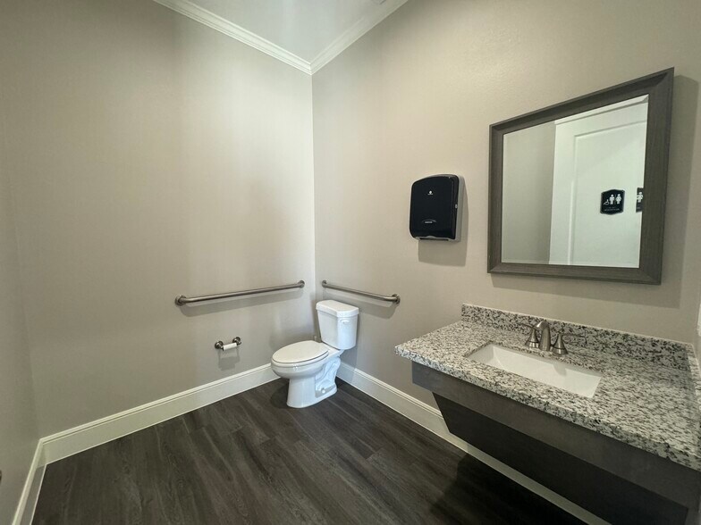 More Photos Of 17150 N Eldridge Pkwy, Tomball Medical For Sale