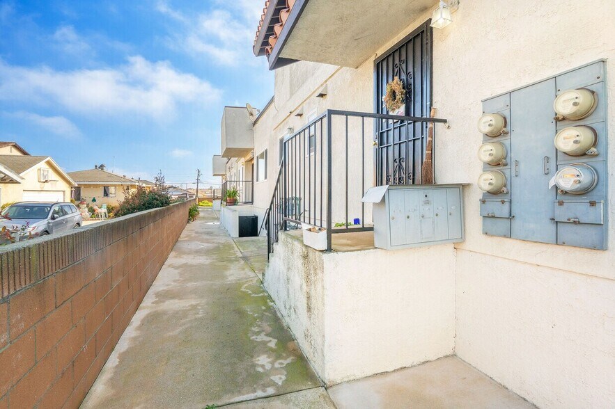 More Photos Of 16720 S Dalton Ave, Gardena Apartments For Sale