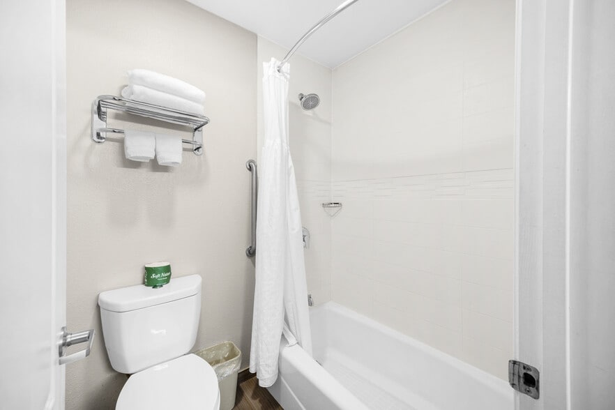 More Photos Of 28980 Old Town Front St, Temecula Hotel For Sale