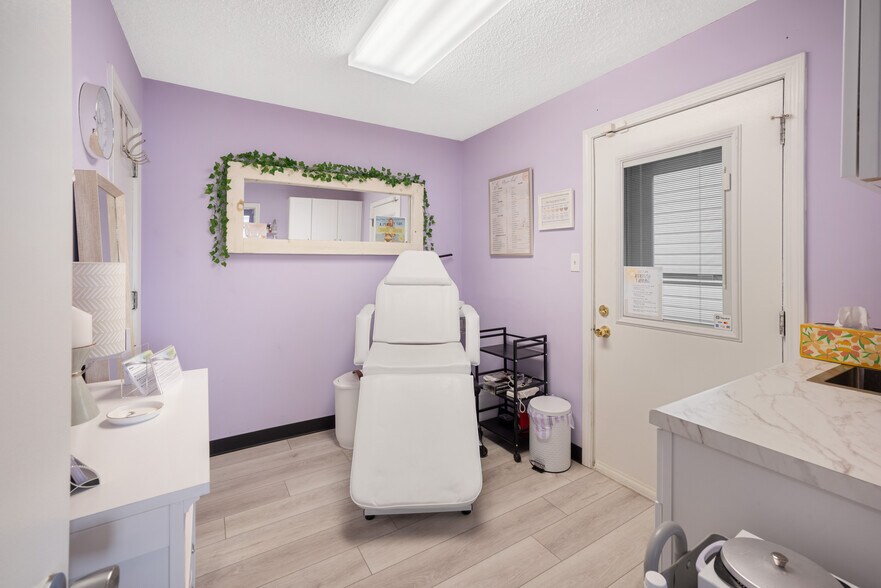 More Photos Of 4680 Dixie Hwy, Waterford Freestanding For Sale