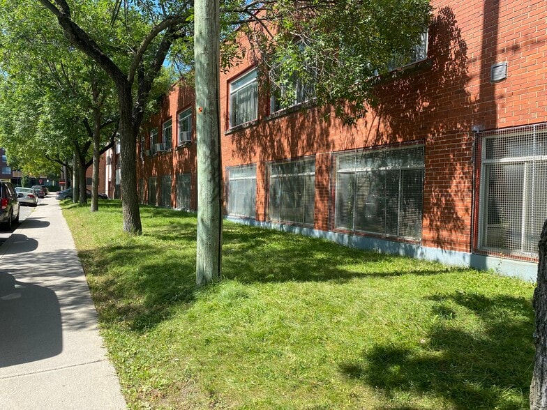 More Photos Of 2424 Rue Des Carrières, Montréal Light Manufacturing For Lease
