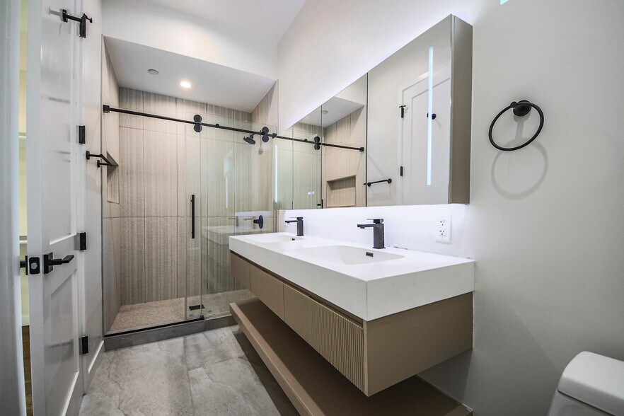 More Photos Of 2129 Aaron St, Los Angeles Apartments For Sale