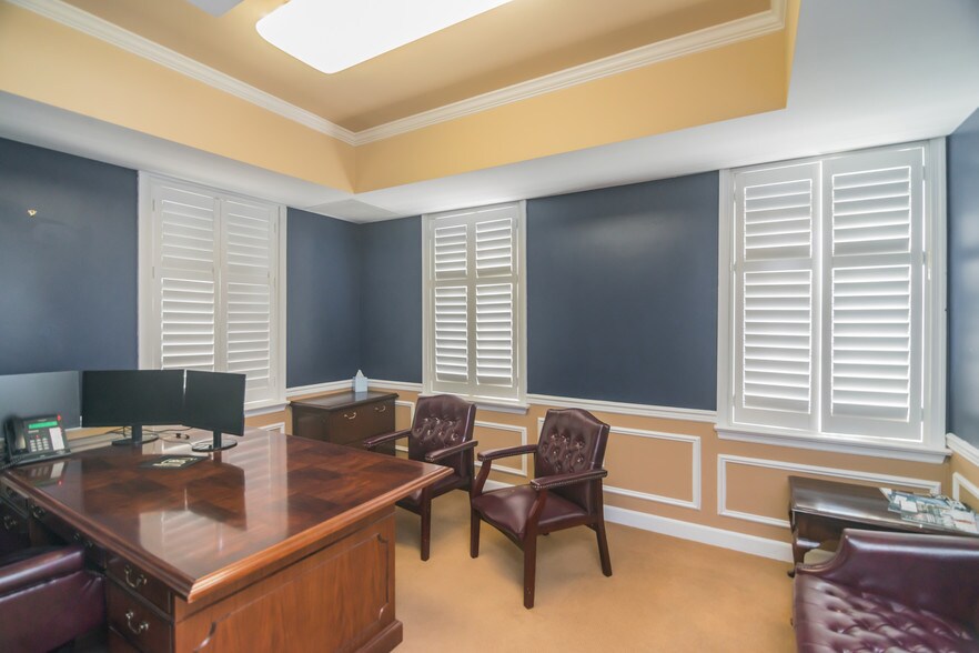 More Photos Of 410 Pine St SE, Vienna Office For Sale