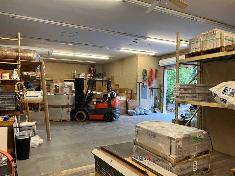 More Photos Of 14 Palmetto Business Park Rd, Hilton Head Island Showroom For Sale