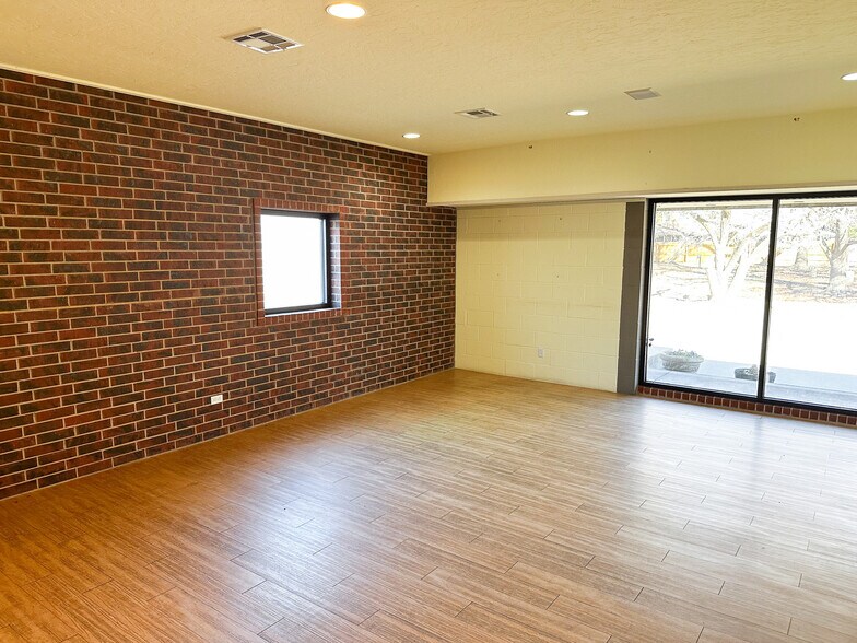 More Photos Of 2411 Heritage Trl, Enid Office For Sale