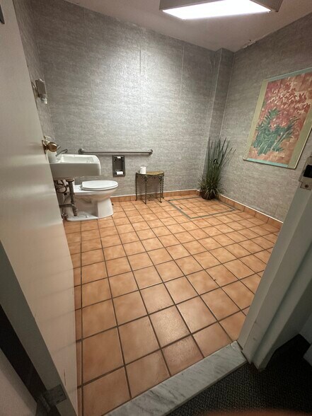 More Photos Of 995 State St, Albany Office For Sale