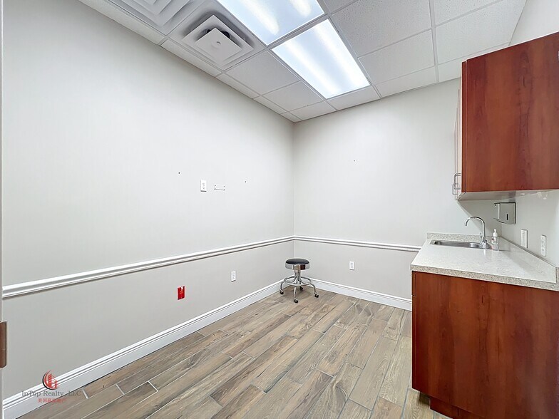 More Photos Of 1507 S Hiawassee Rd, Orlando Medical For Lease